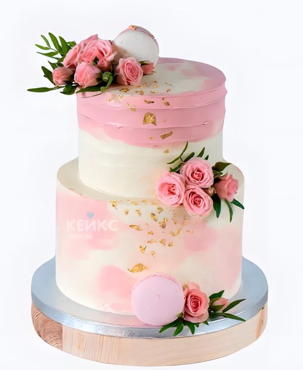 Розовый свадебный торт с макарунс и розами Фото