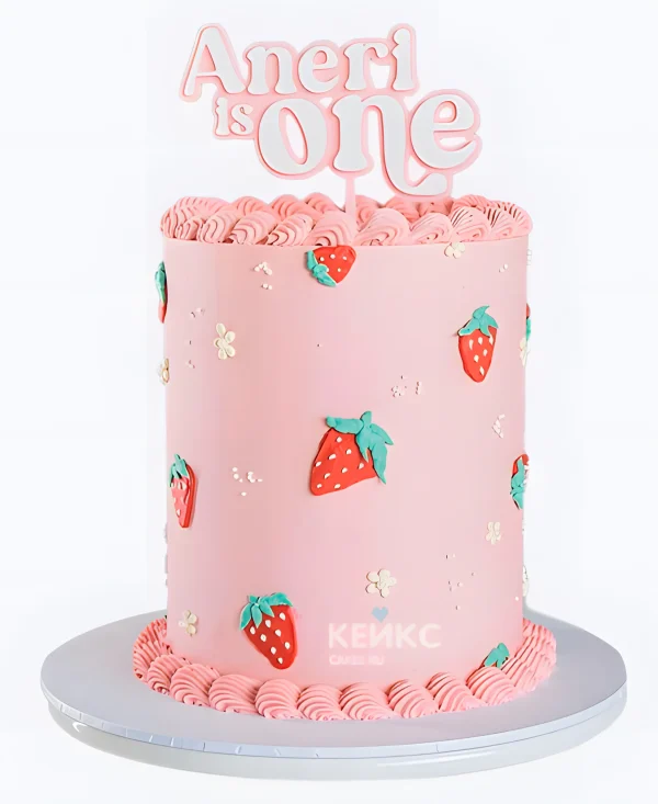 Розовый торт девочке с кремовыми клубничками Фото