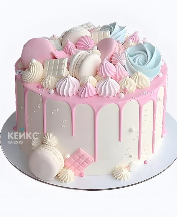 Розовый торт девочке с сладостями и макарунами Фото