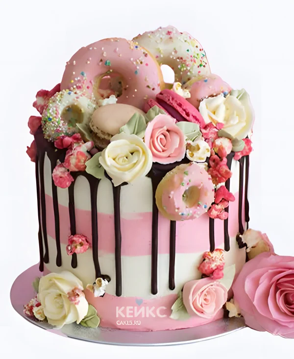 Розовый торт с пончиками и кремовыми розами Фото