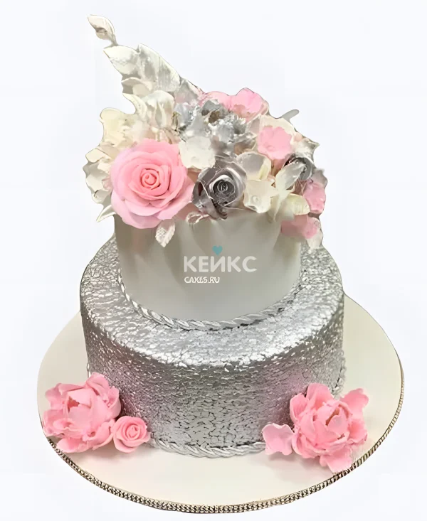 Серебряный свадебный торт с розовыми цветами Фото