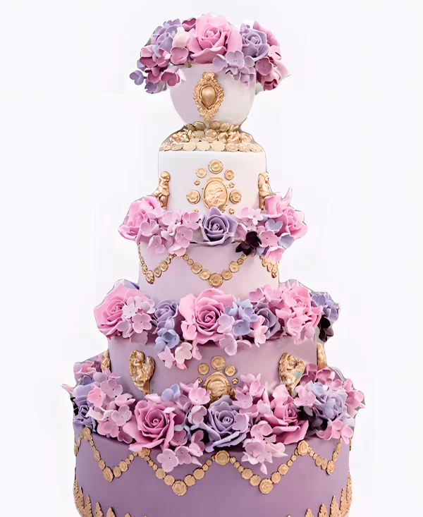 Шикарный свадебный торт сиреневый с цветами и золотыми узорами Фото