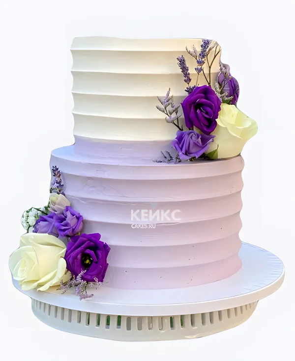 Сиреневый свадебный торт рифленый омбре с розами Фото