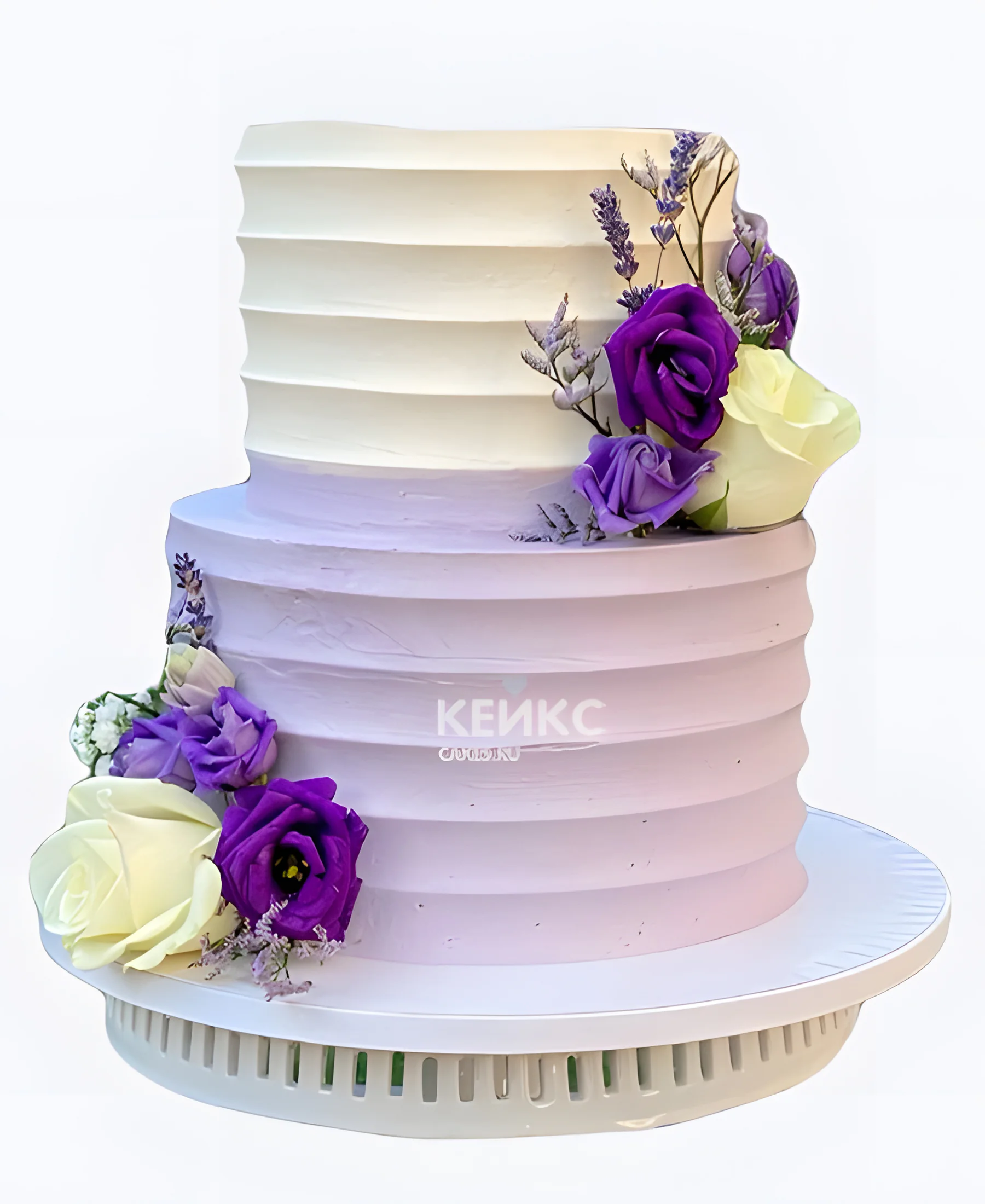 Сиреневый свадебный торт рифленый омбре с розами Фото