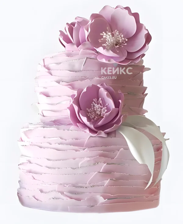 Сиреневый свадебный торт с рюшами и цветами Фото