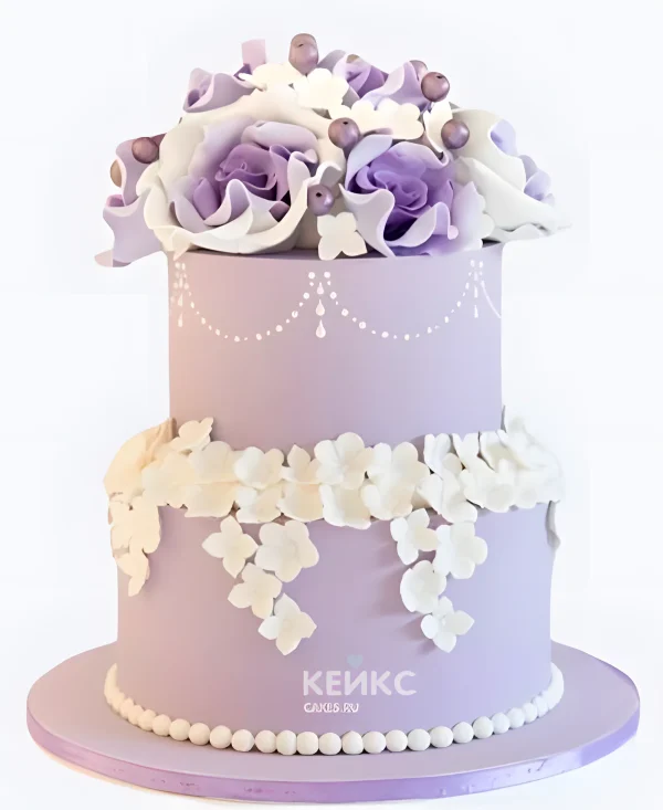 Сиреневый свадебный торт с цветами и бусами Фото
