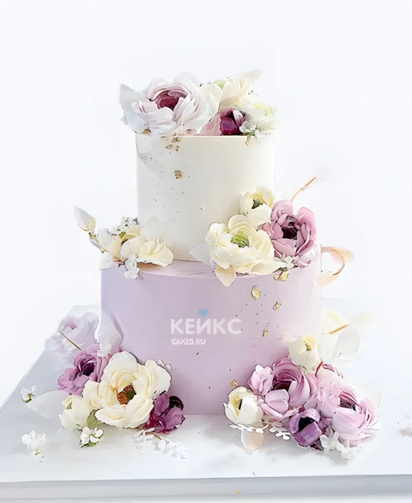 Сиреневый свадебный торт Цветы на ярусах Фото