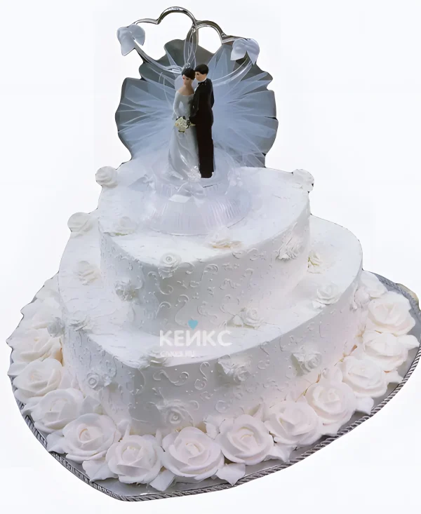 Свадебный торт с двумя сердцами и фигурками молодоженов Фото