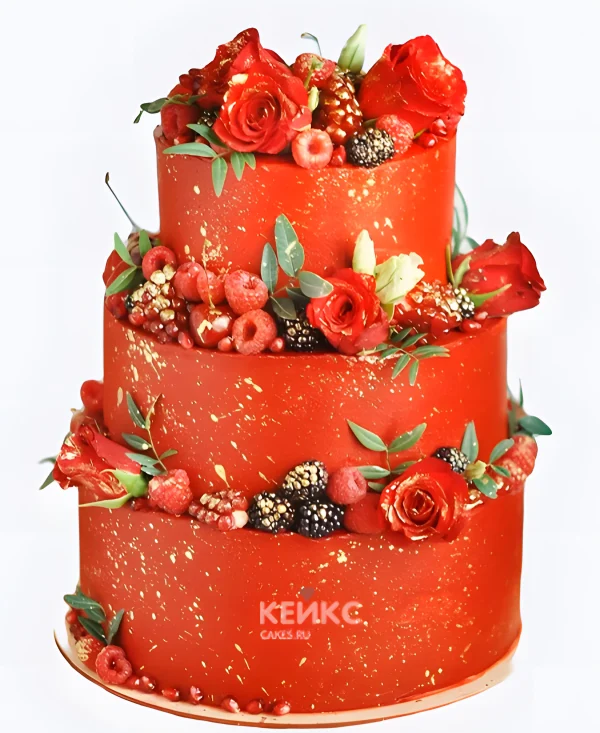 Свадебный красный торт с ягодами и розами Фото