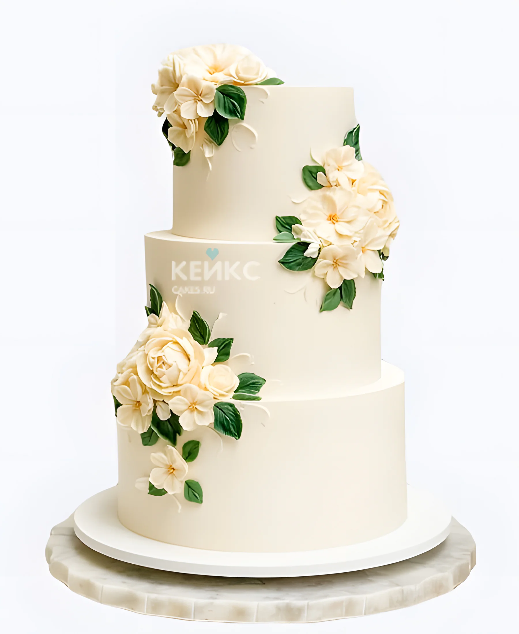 Свадебный минималистичный торт с кремовыми кружевными цветами Фото