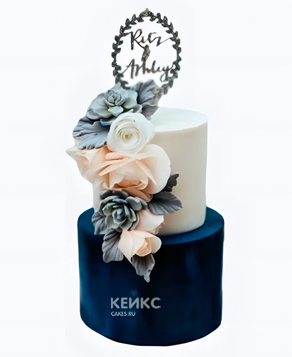 Свадебный торт бело-синий с цветами и инициалами Фото