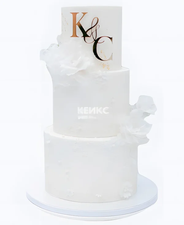 Белоснежный свадебный торт с инициалами молодоженов Фото