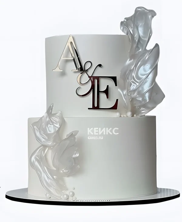 Свадебный торт белый с инициалами и воздушными фигурками Фото