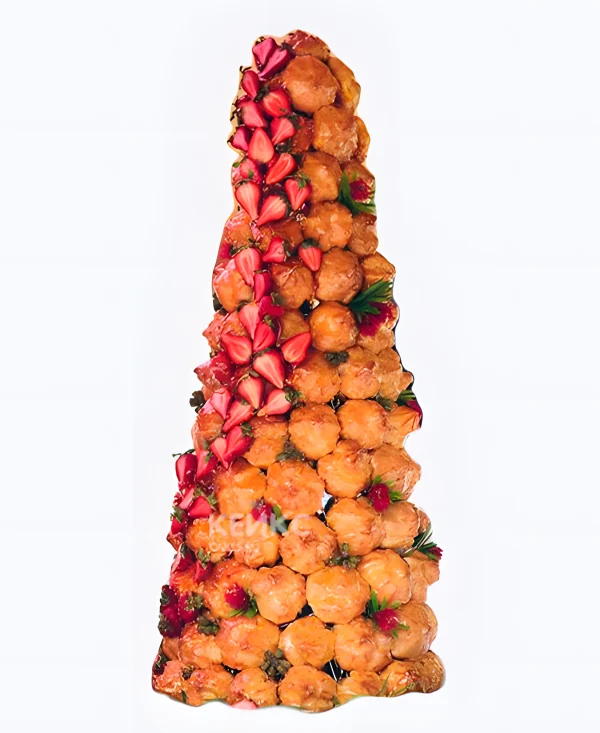 Торт из заварных пирожных крокембуш с клубникой Фото