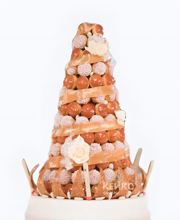 Свадебный торт Крокембуш с розами и лентой Фото