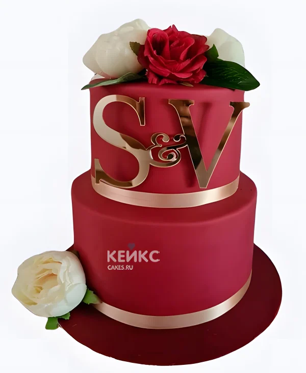 Свадебный торт марсала с цветами и инициалами Фото