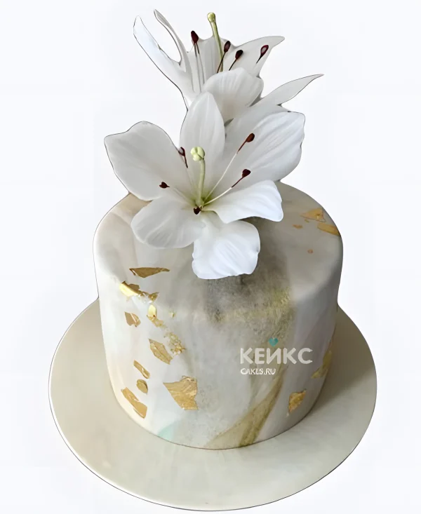 Свадебный торт с белыми лилиями и золотыми вкраплениями Фото