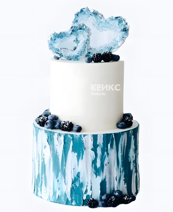 Свадебный торт с голубыми сердечками из камней и ягодами Фото