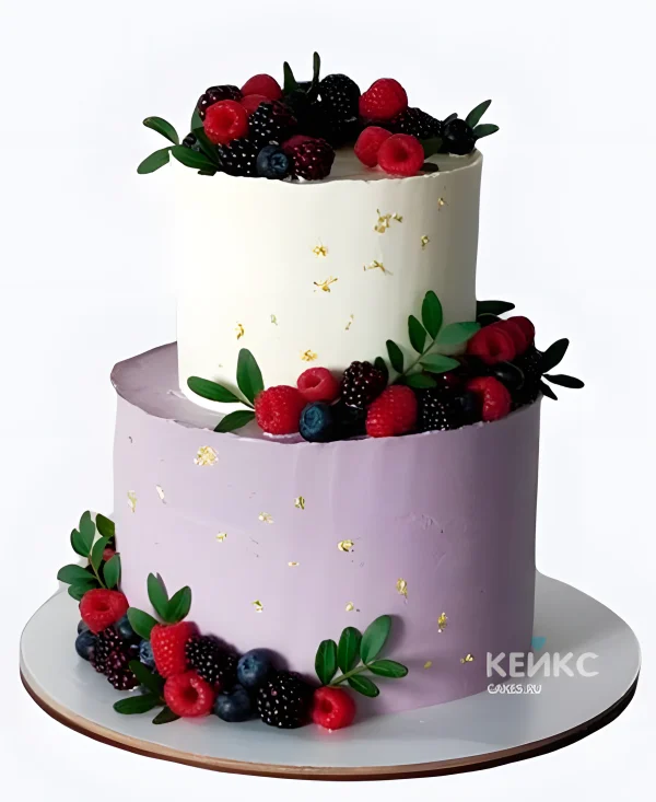 Свадебный торт с ягодами сиренево-белый Фото