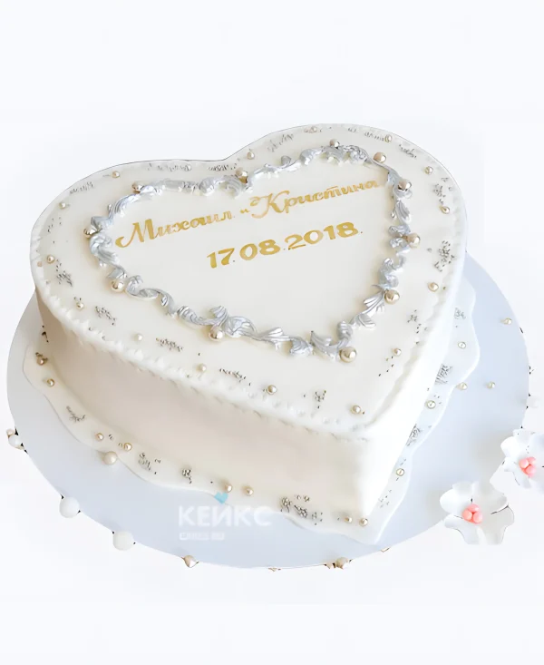 Свадебный торт с именами и датой в форме сердца Фото