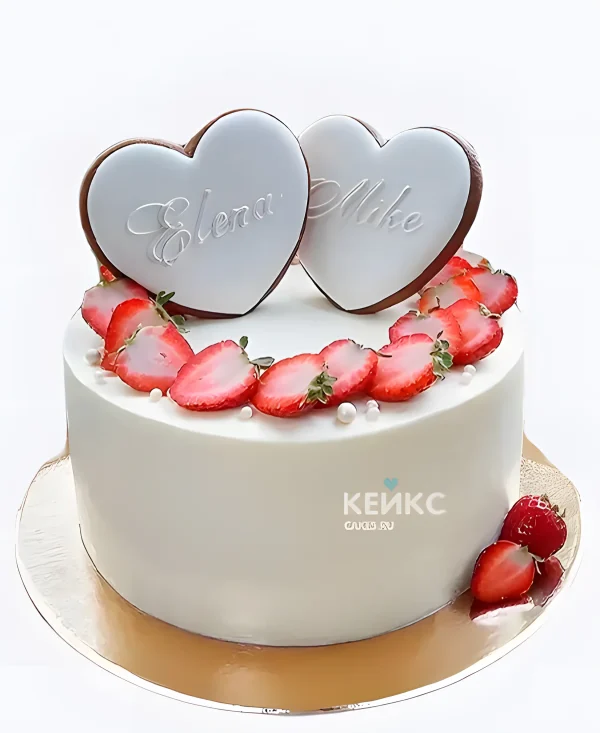 Свадебный торт с именами и клубникой Фото