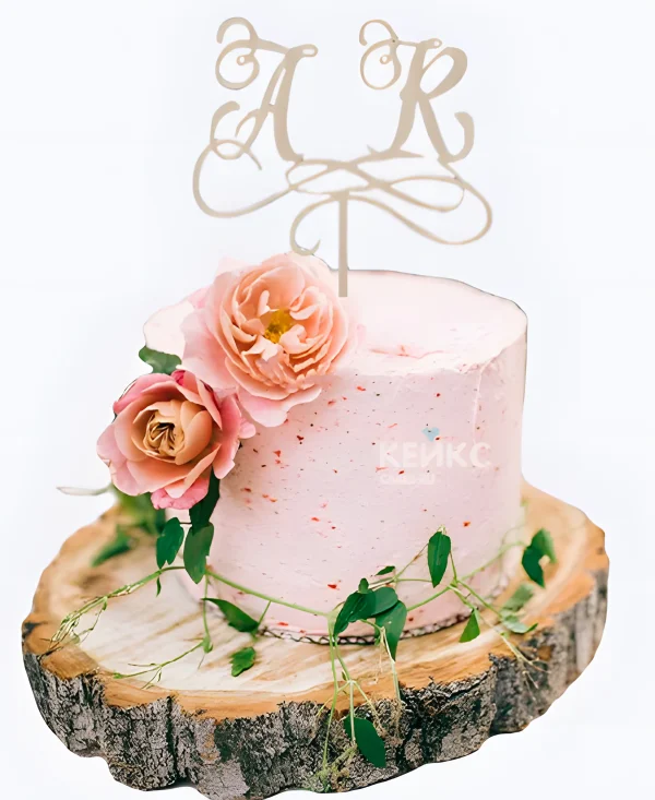 Свадебный торт с инициалами и розами на ветке Фото