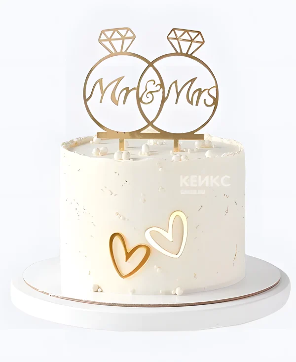 Свадебный торт с инициалами в кольцах и сердечками Фото