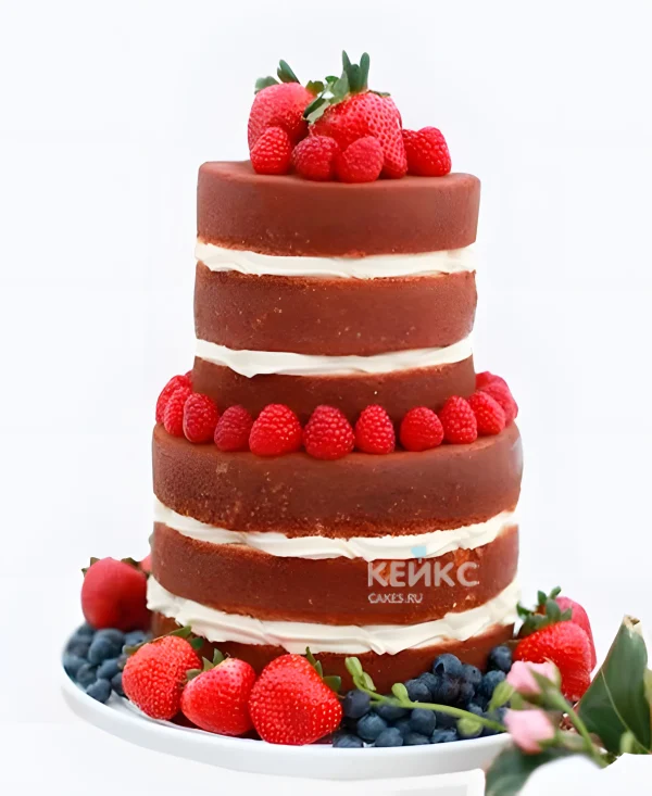 Свадебный торт с клубникой малиной и голубикой открытые коржи Фото