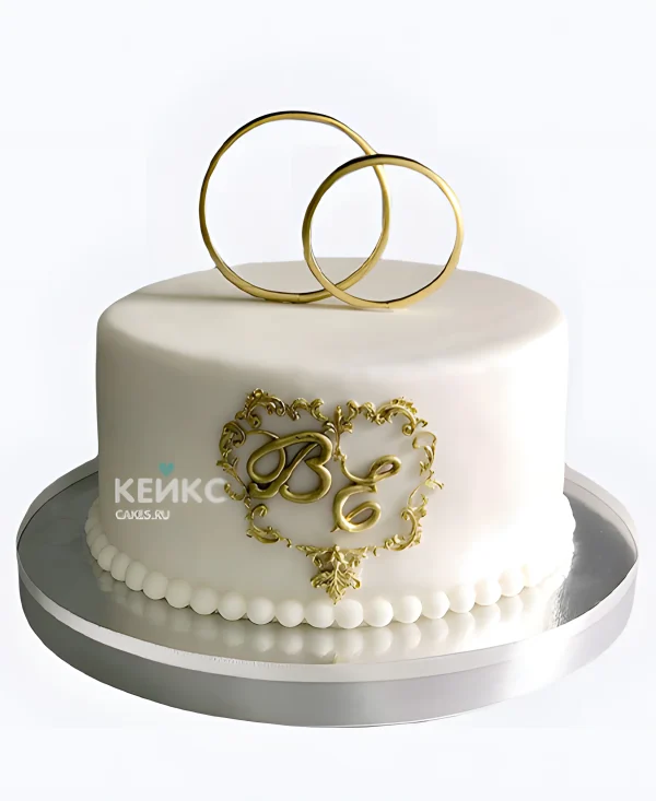 Свадебный торт с кольцами и инициалами Фото