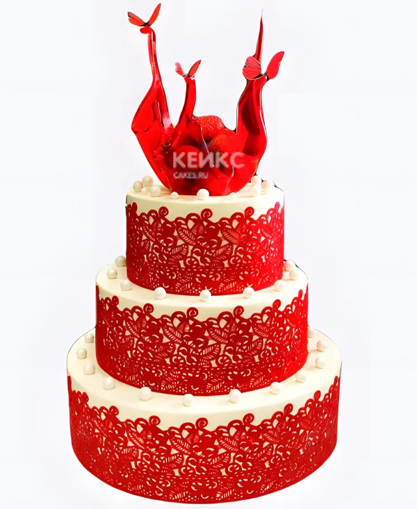 Свадебный торт с красным кружевом и вазой Фото