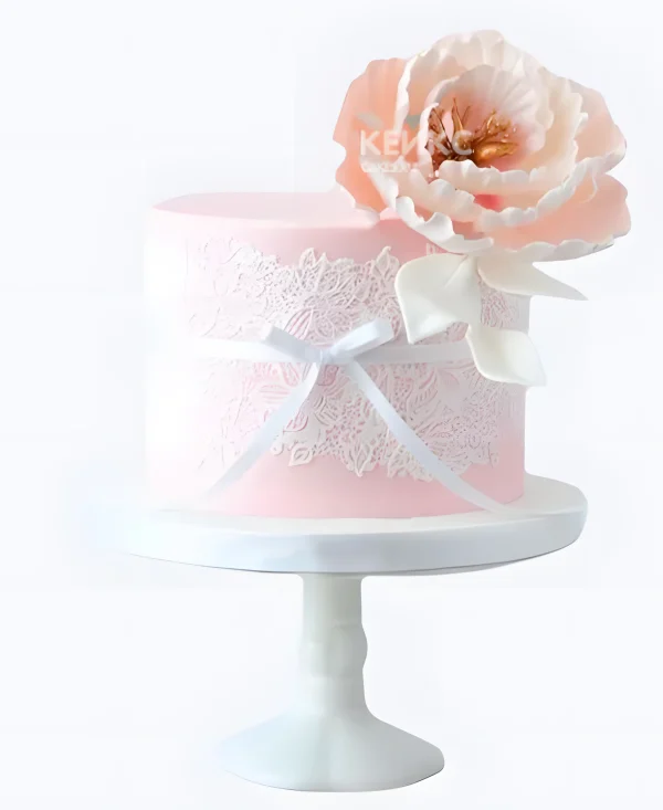 Свадебный торт с кружевом и бантиком Фото