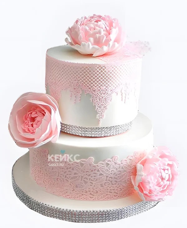 Свадебный торт с кружевом и розовыми пионами Фото