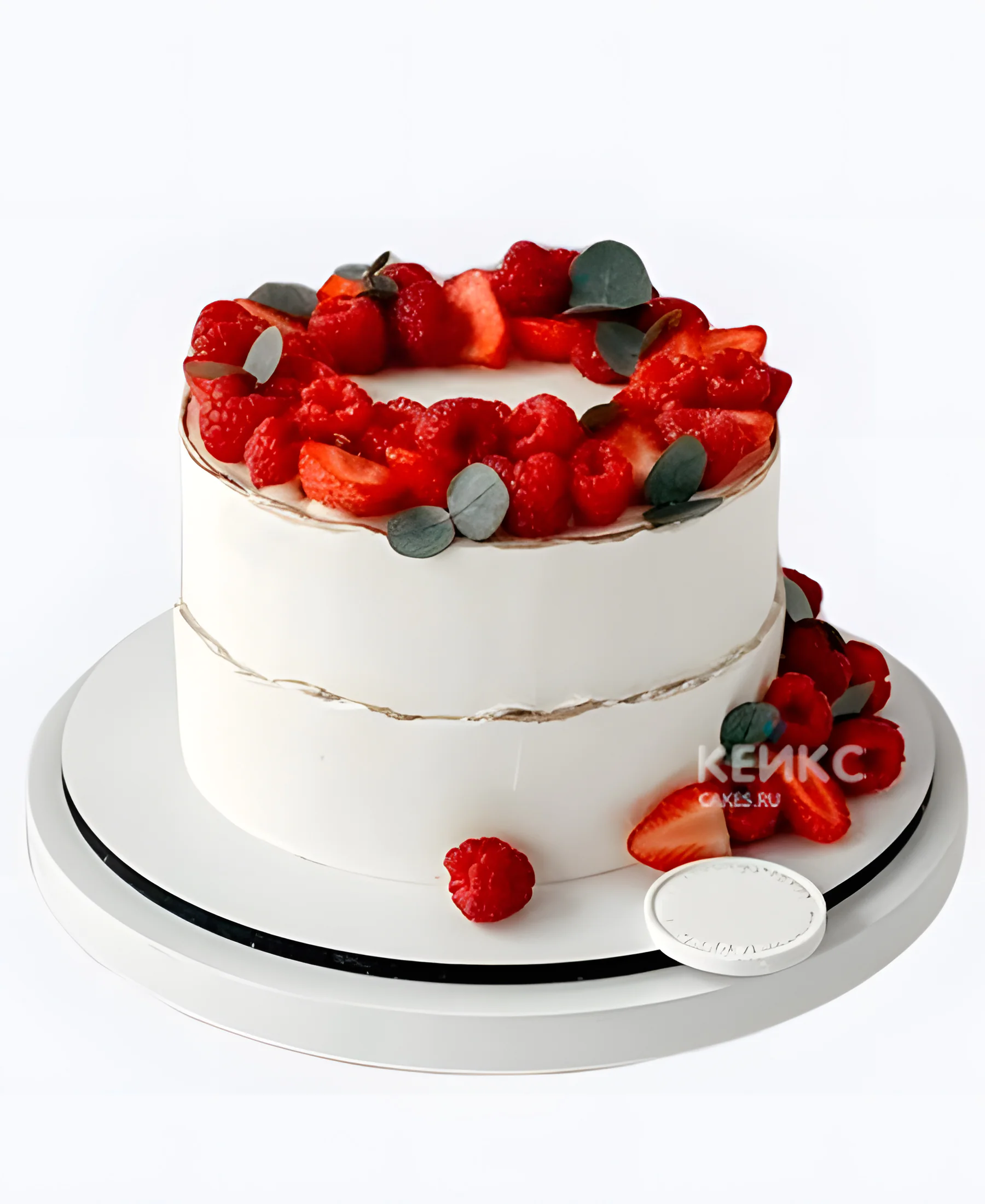 Маленький свадебный торт с малиной и клубникой Фото