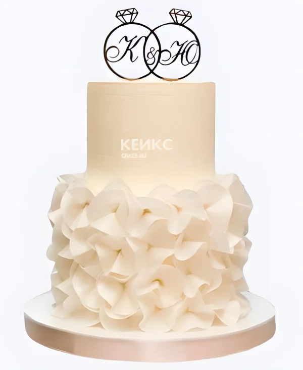 Свадебный торт с рюшами Инициалы в кольцах Фото