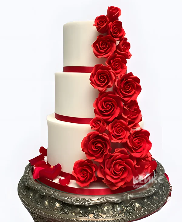 Большой свадебный торт с водопадом роз Фото