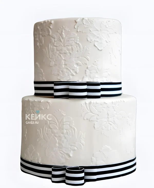 Свадебный торт с узорами и полосатой лентой Фото