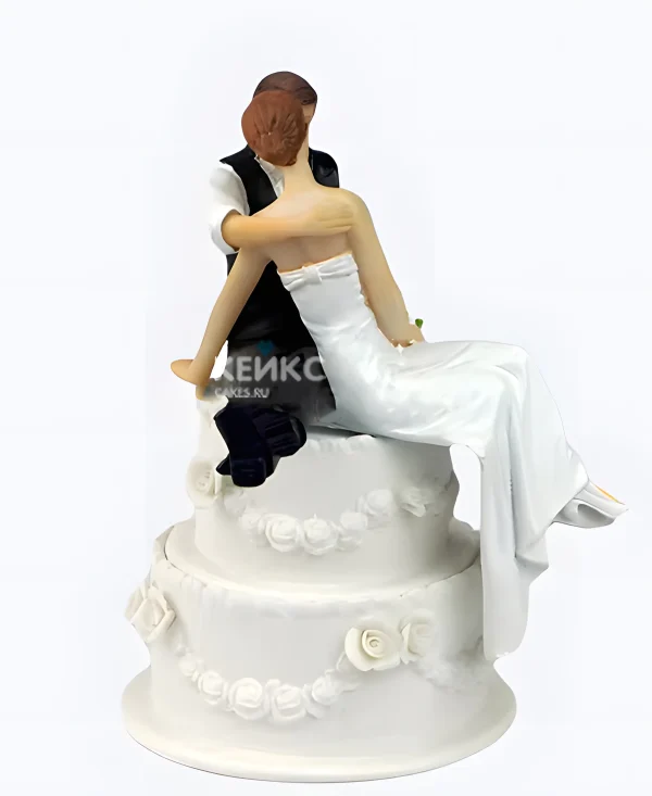 Свадебный торт с женихом и невестой Целующиеся на торте Фото