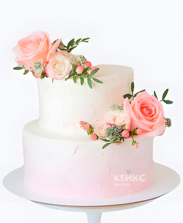 Свадебный торт с живыми цветами Розовые розы на градиенте Фото