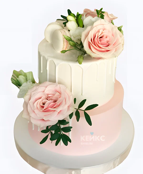 Свадебный торт с живыми цветами розы и макарунс Фото