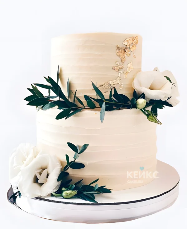 Свадебный торт в стиле Прованс с цветами и золотым узором Фото
