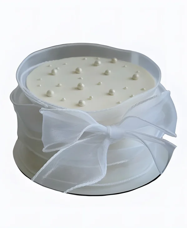 Свадебный торт с жемчугом и белой лентой Фото