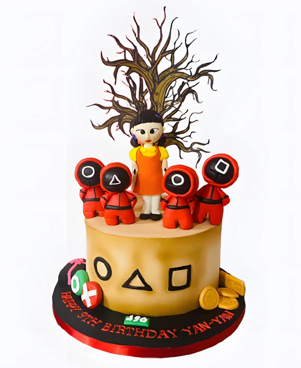 Торт бежевый с фигурками и деревом Фото