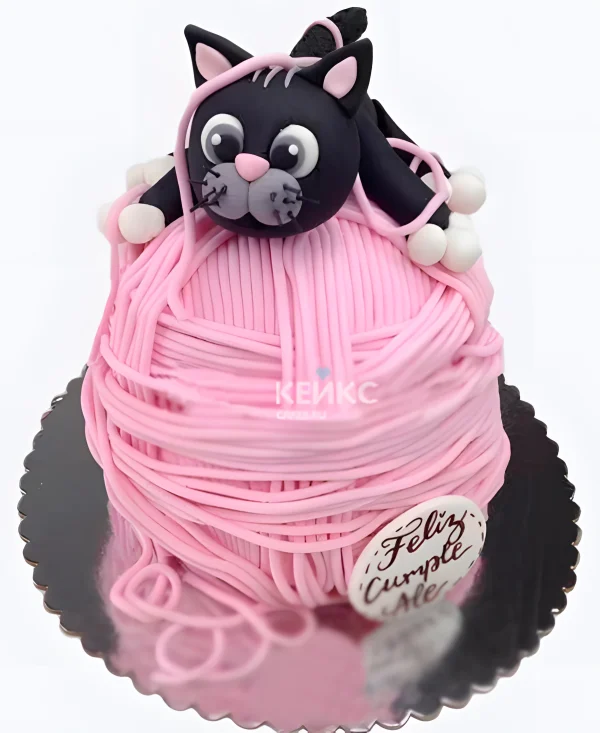 Торт девочке с котиком на клубке ниток Фото