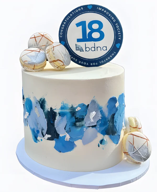 Торт коллегам с макарон и синими мазками Фото