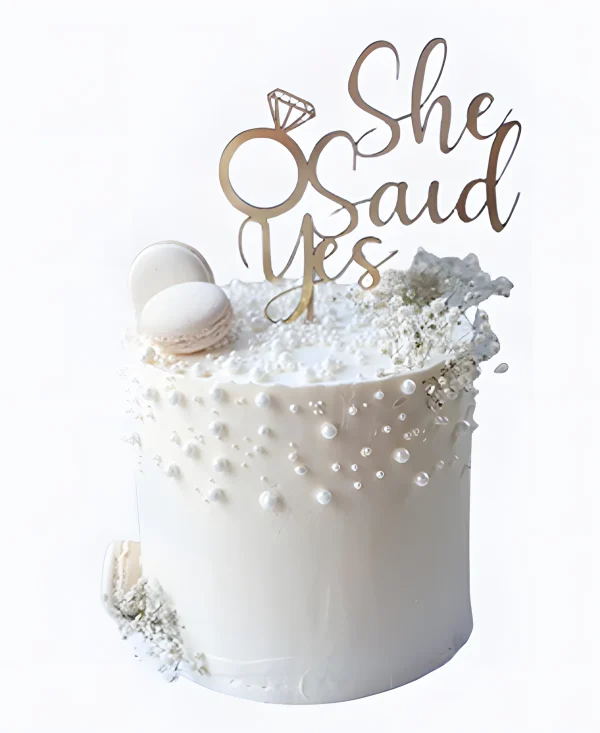 Торт на сватовство с бусинами и макарунами Фото