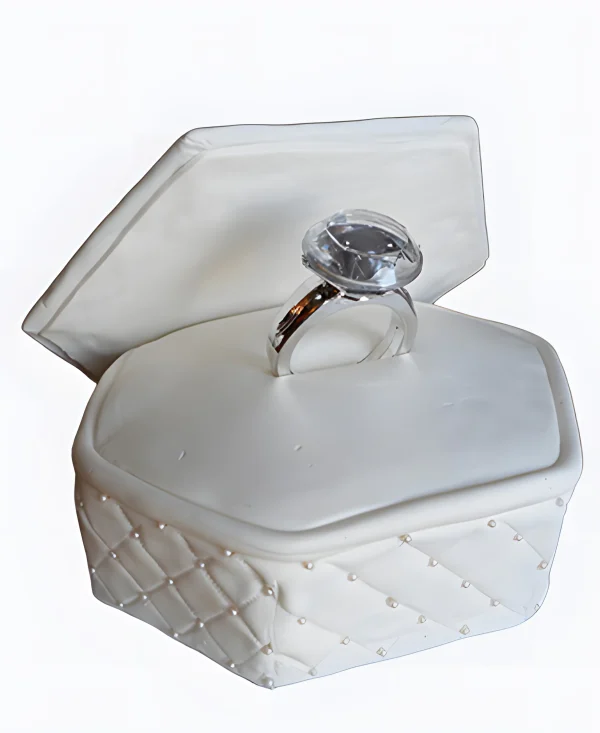 Торт на сватовство в виде белой коробочки с кольцом Фото