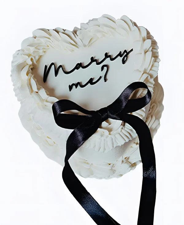 Торт на сватовство в виде сердца с черным бантом Фото