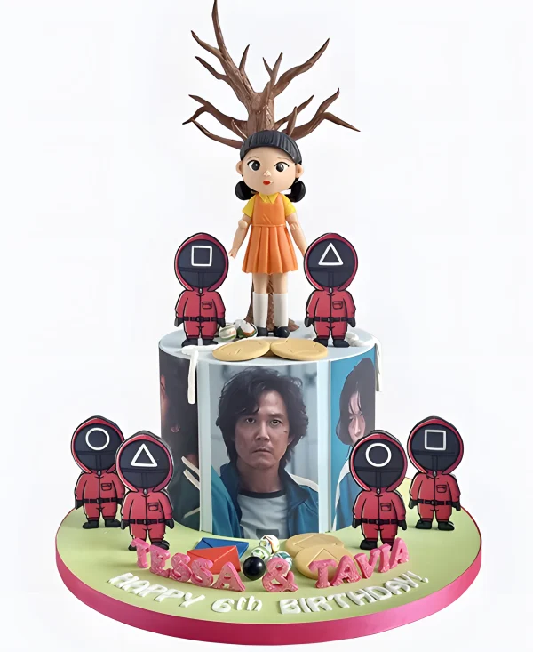 Торт с фото героев и куклой Фото