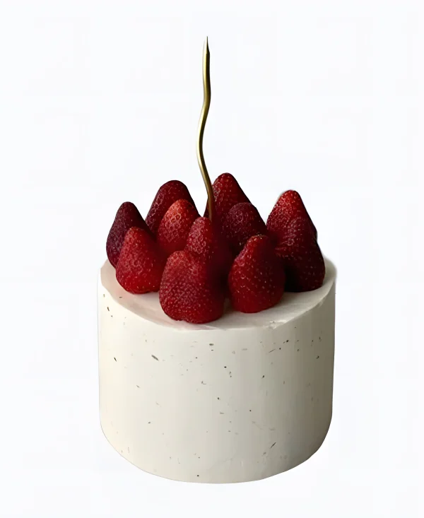 Торт с клубникой и свечкой Фото