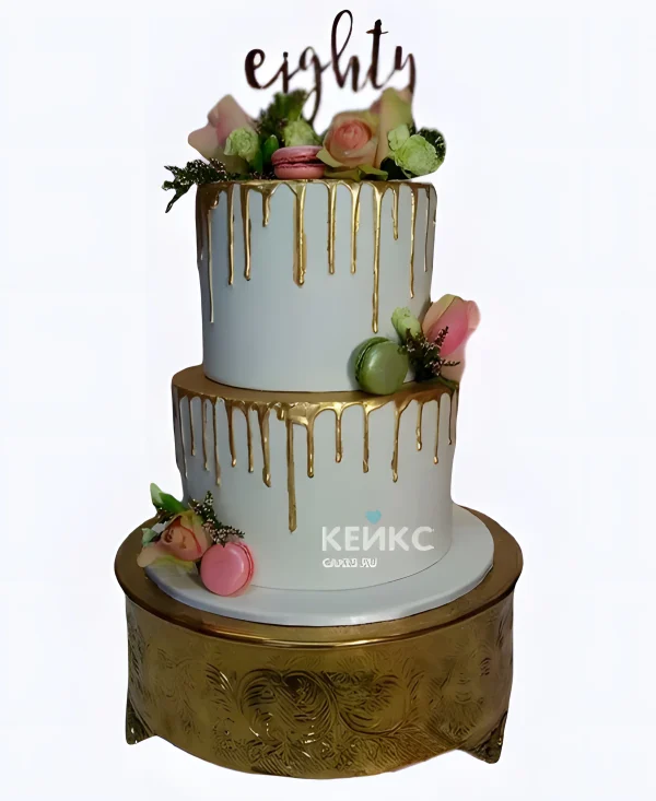 Торт с макарунами и цветами на любимой Фото